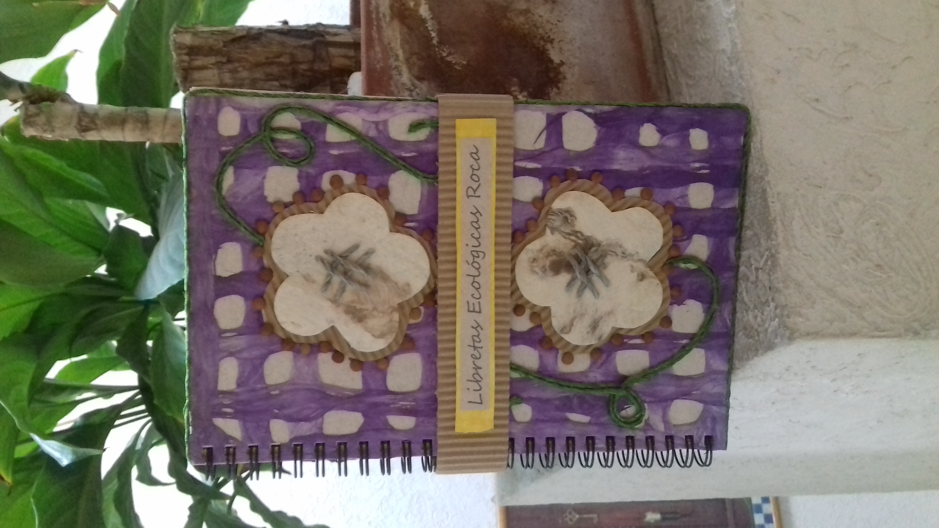 Libreta artesanal ecológica de portada roja